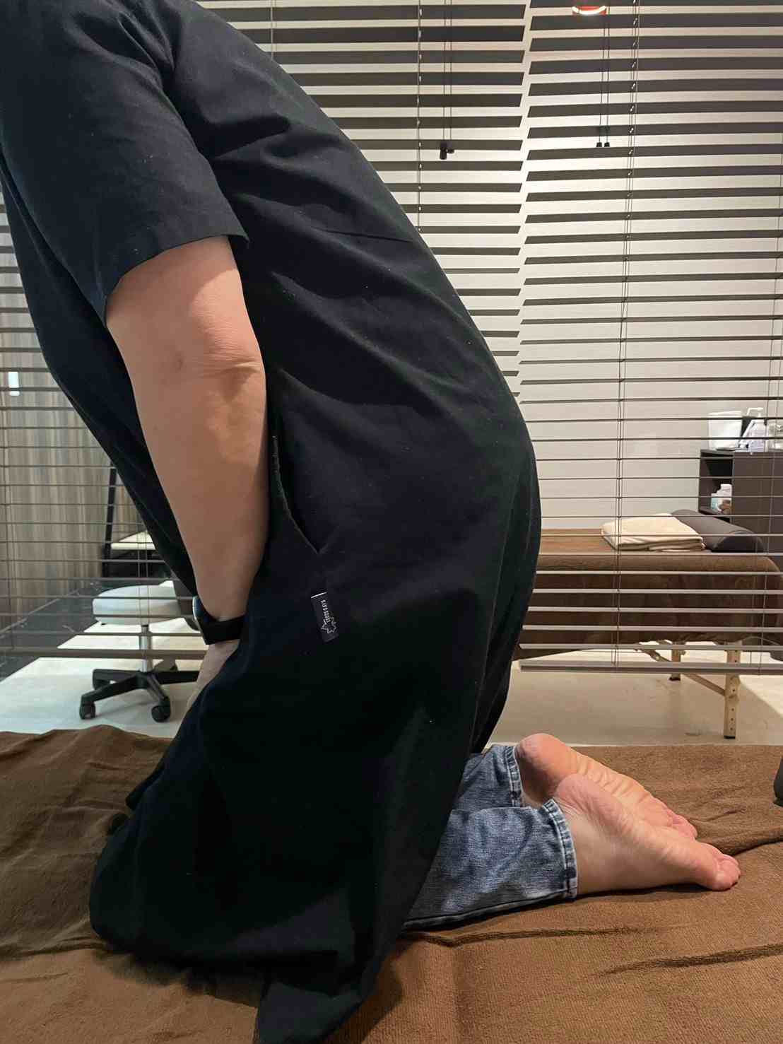 １回目施術前の正座をしようとするお客様